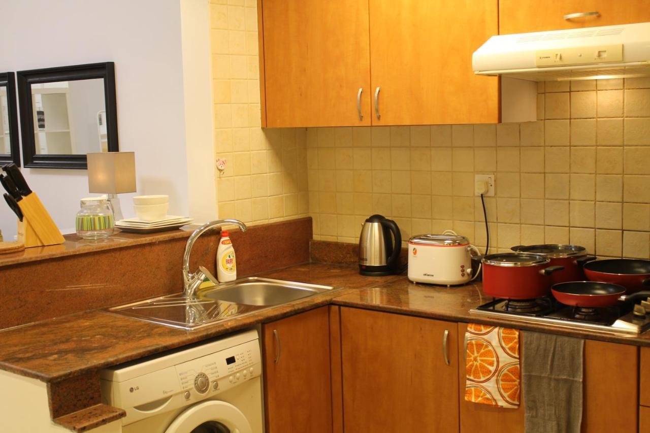 Spacious In Marina Close To Metro And شقة