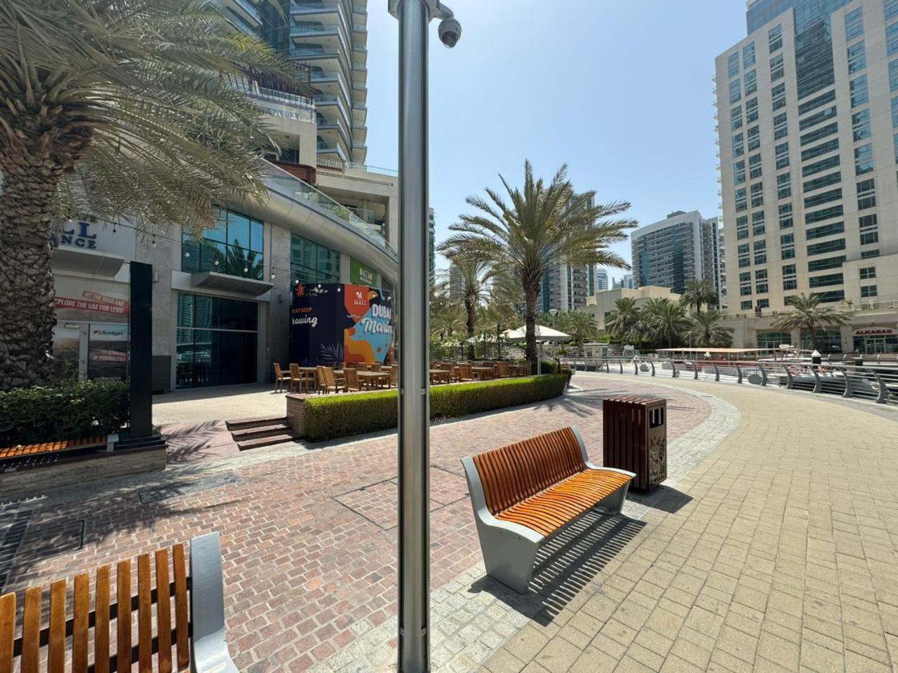 Spacious In Marina Close To Metro And شقة