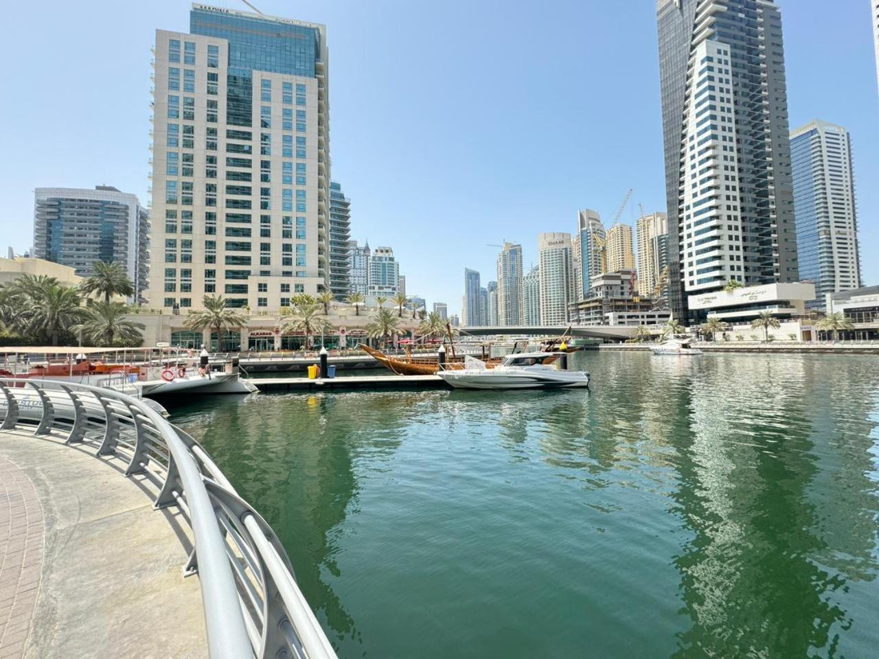 Spacious In Marina Close To Metro And دبي