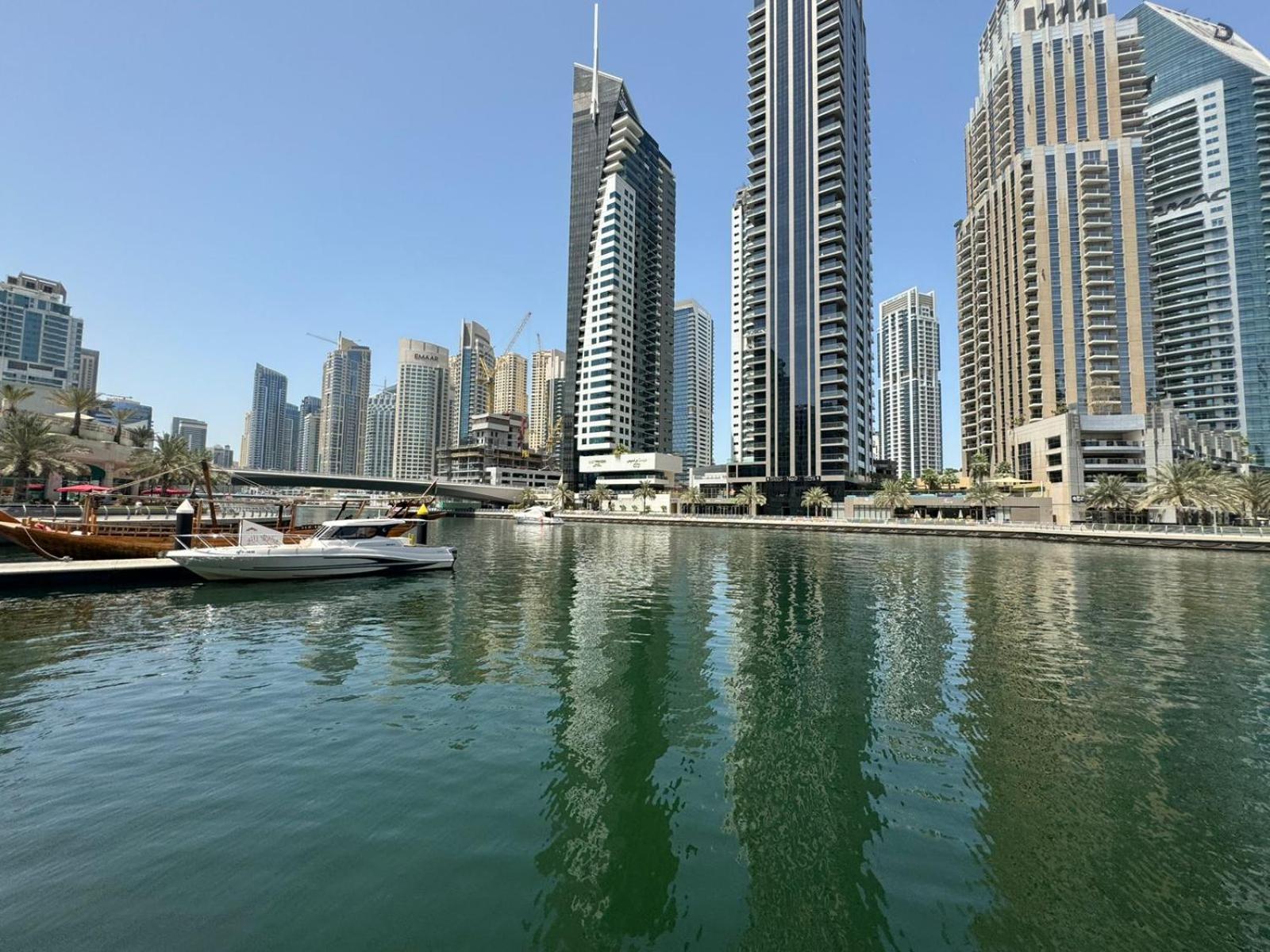 Spacious In Marina Close To Metro And * دبي