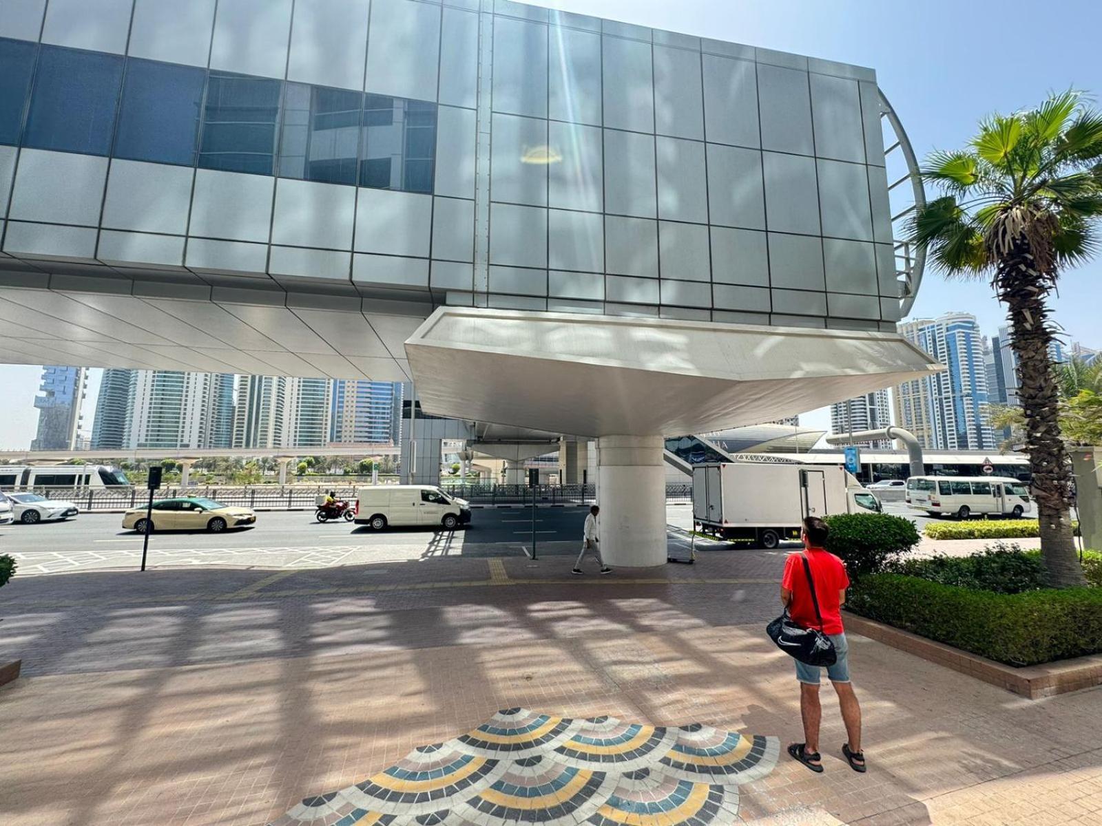 Spacious In Marina Close To Metro And شقة