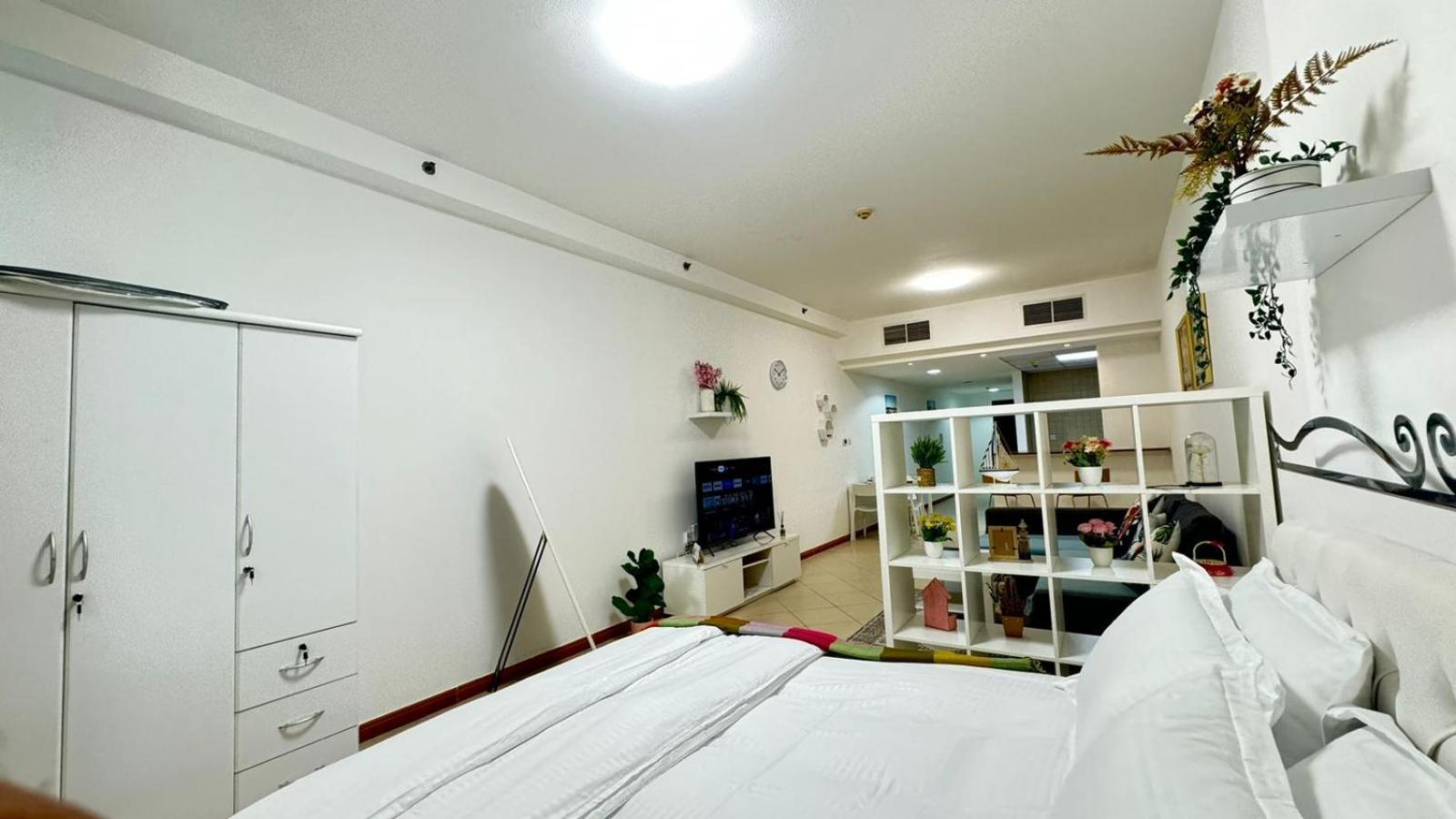 Spacious In Marina Close To Metro And شقة