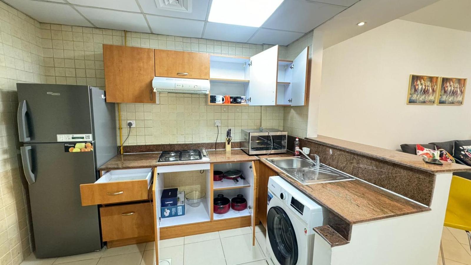 Spacious In Marina Close To Metro And دبي