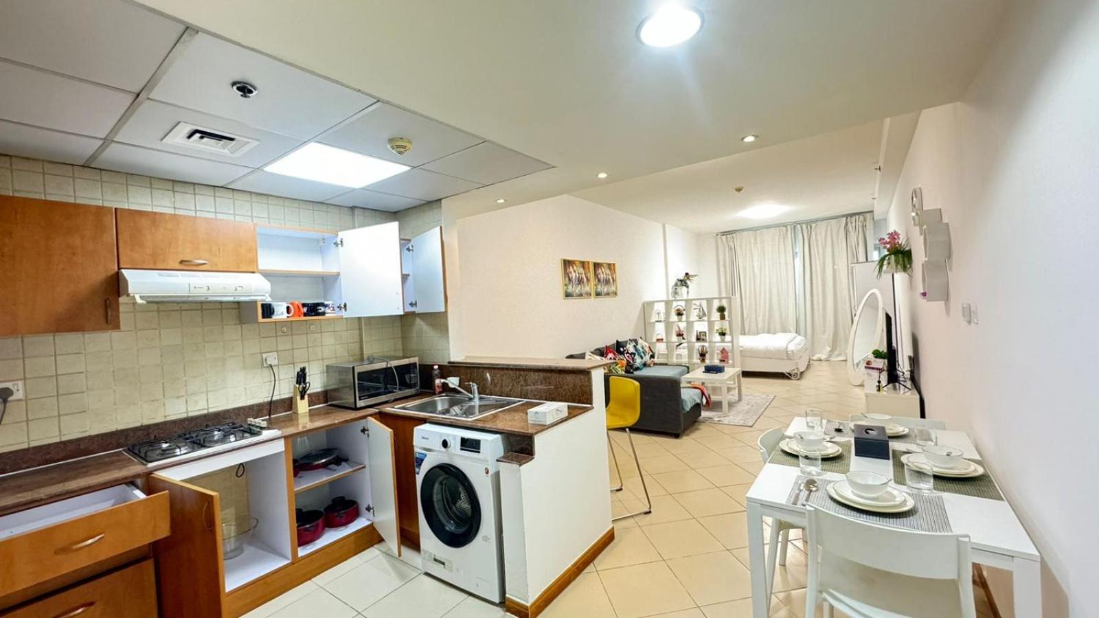 Spacious In Marina Close To Metro And دبي