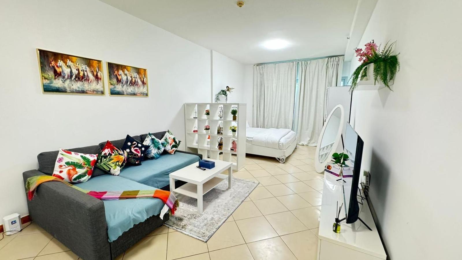 Spacious In Marina Close To Metro And * دبي