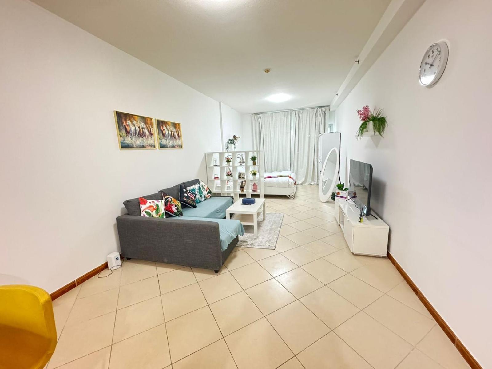 Spacious In Marina Close To Metro And شقة