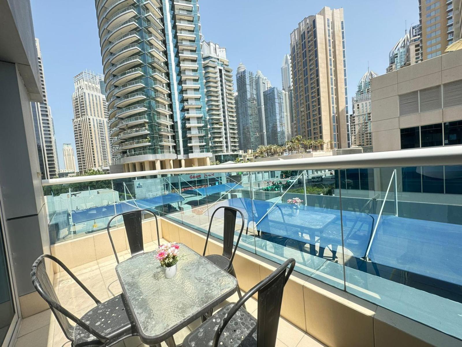Spacious In Marina Close To Metro And شقة دبي