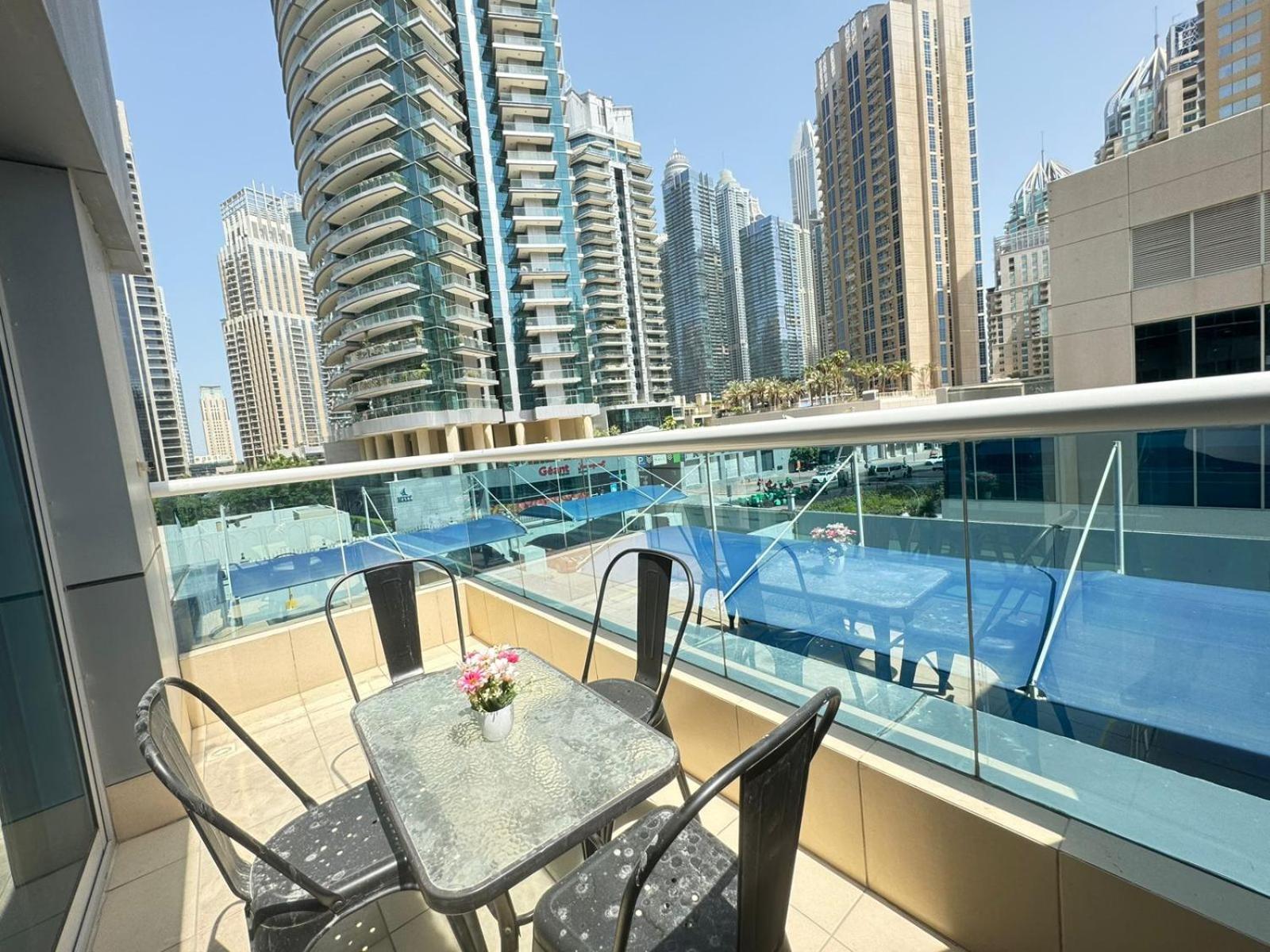 Spacious In Marina Close To Metro And دبي