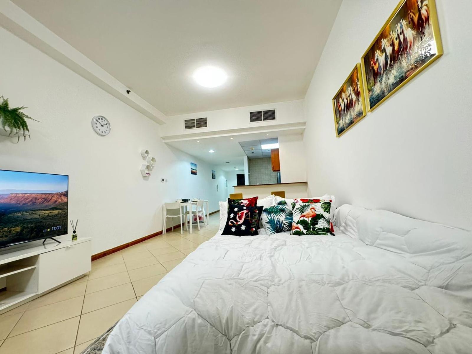 Spacious In Marina Close To Metro And * دبي